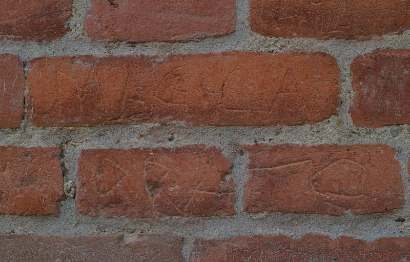 Frasi e disegni incisi sui muri della Cittadella di Alessandria. MAGICA PRATO.
