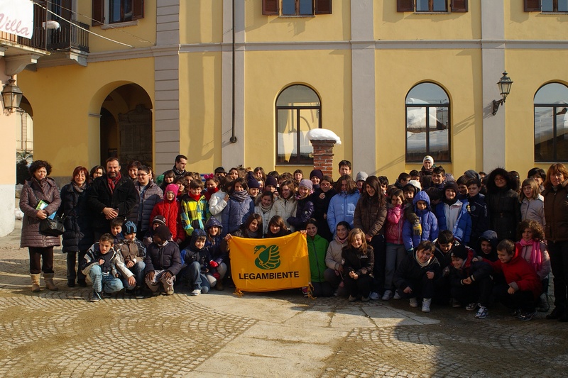 Foto ricordo con gli studenti ed insegnanti della Scuola media di Villafranca d Asti al termine della lezione del Prof. Marco Devecchi (Presidente dell Osservatorio del Paesaggio per il Monferrato e l Astigiano) su "Il paesaggio astigiano: approfondimenti sulle principali peculiarità storico-ambientali e sulle più frequenti trasformazioni improprie ed incoerenti ".