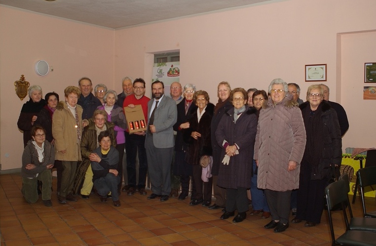 Foto ricordo al termine delle due lezioni del Prof. Marco Devecchi (Presidente dell Osservatorio del Paesaggio per il Monferrato e l Astigiano) su "Lettura e studio del Paesaggio astigiano: tutela e valorizzazione". Nella foto (al centro) il Sindaco di Castagnole delle Lanze, Prof. Marco Violardo.