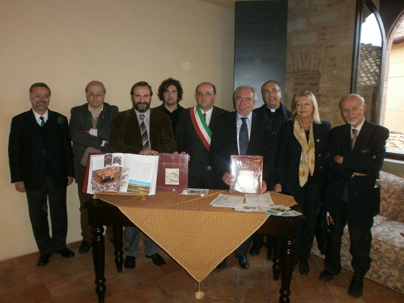 Foto ricordo al termine della presentazione del Volume "Monferrato Splendido Patrimonio" a cura di Lorenzo Fornaca presso il Castello di Gabiano. Nella foto da (sx): Avv. Giorgio Casartelli Colombo di Cuccaro, Dott. Bruno Draccone, Prof. Marco Devecchi, Dott. Claudio Galletto, Dott. Mario Tribocco (Sindaco di Gabiano), Lorenzo Fornaca (Curatore del Volume), Mons. Francesco Mancinelli, Prof.ssa  Giuliana Romano Bussola e Prof. Carlo Caramellino.