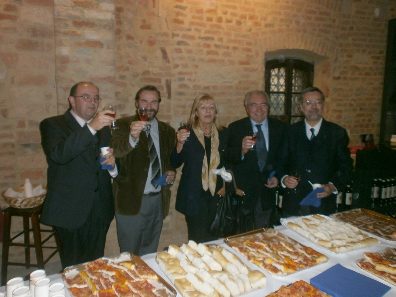 Brindisi al Volume "Monferrato Splendido Patrimonio" da parte del Dott. Mario Tribocco (Sindaco di Gabiano), del Prof. Marco Devecchi (Docente dell Università di Torino e Presidente dell Osservatorio del Paesaggio per il Monferrato e l Astigiano), della Prof.ssa Gialiana Romano Bussola (Assessore alla Cultura del Comune di Casale Monferrato), Lorenzo Fornaca (Curatore del Volume) e dell Avv. Giorgio Casartelli Colombo di Cuccaro.