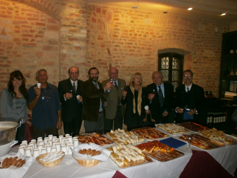 Brindisi al Volume "Monferrato Splendido Patrimonio" da parte del Dott. Mario Tribocco (Sindaco di Gabiano), del Prof. Marco Devecchi (Docente dell Università di Torino e Presidente dell Osservatorio del Paesaggio per il Monferrato e l Astigiano), della Prof.ssa Gialiana Romano Bussola (Assessore alla Cultura del Comune di Casale Monferrato), Lorenzo Fornaca (Curatore del Volume), del Dott. Gianpaolo Bardazza (Osservatorio del paesaggio del Monferrato casalese) e dell Avv. Giorgio Casartelli Colombo di Cuccaro.