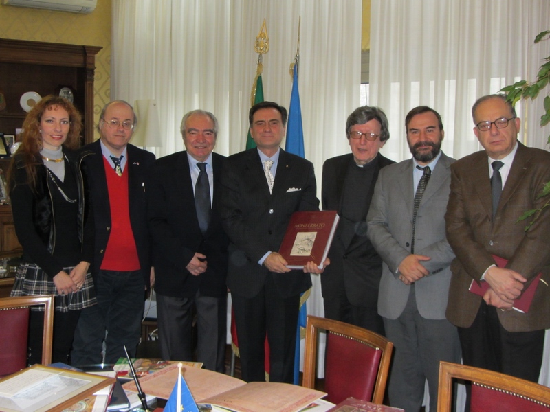 Foto ricordo al termine dell incontro di presentazione al Prefetto di Asti, Dott. Pier Luigi Faloni, del volume "Monferrato splendido patrimonio" con il curatore ed editore, Lorenzo Fornaca, ed alcuni degli Autori:  Samantha Panza, Bruno Draccone, Mons. Vittorio Croce, Marco Devecchi e Aldo Gamba.