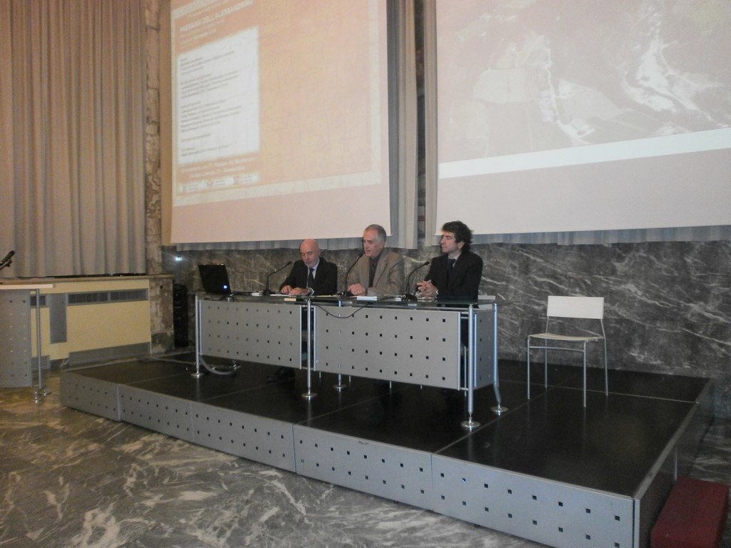 Presentazione del libro "Paesaggi dell Alessandrino. Piani e pratiche di sviluppo locale" da parte del curatore, Prof. Giuseppe Cinà (DIST Politecnico di Torino). Nella foto a (sx), Dott. Roberto Livraghi e a (dx) Dott. Fabio Palazzo (Foto di Vanda Cremona).