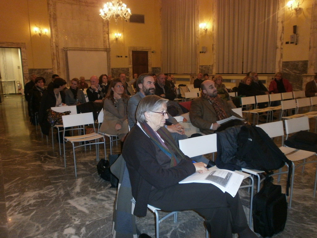 Veduta del folto pubblico presente nella sala del Palazzo Monferrato in occasione della presentazione del Volume "Paesaggi dell Alessandrino. Piani e pratiche di sviluppo locale" a cura del Prof. Giuseppe Cinà (DIST - Politecnico di Torino) ed edito da CELID (Foto di Vanda Cremona).