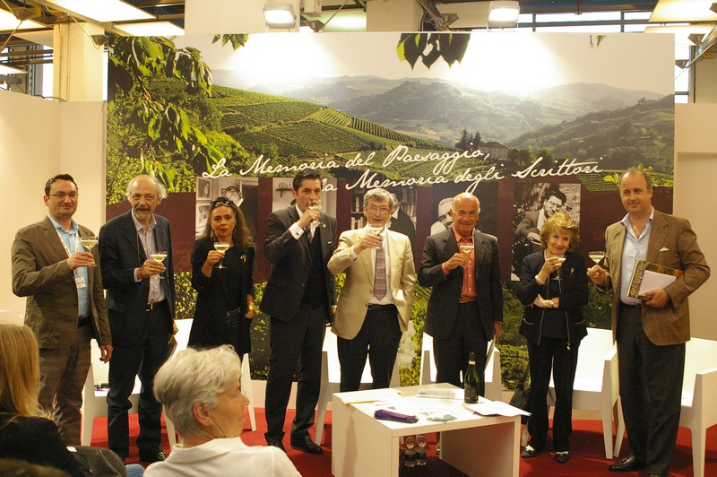 Foto ricordo e brindisi dei partecipanti alla presentazione del libro "Alla scoperta di un patrimonio: Langhe, Roero e Monferrato". Da (sx): Andrea Ghignone, Sergio Conti, Patrizia Cirio, Aldo Gai, Luigiterzo Bosca, Ottavio Riccadonna, Miranda Micca Bocchino e Edoardo Vallarino Gancia (Foto di Marco Devecchi).