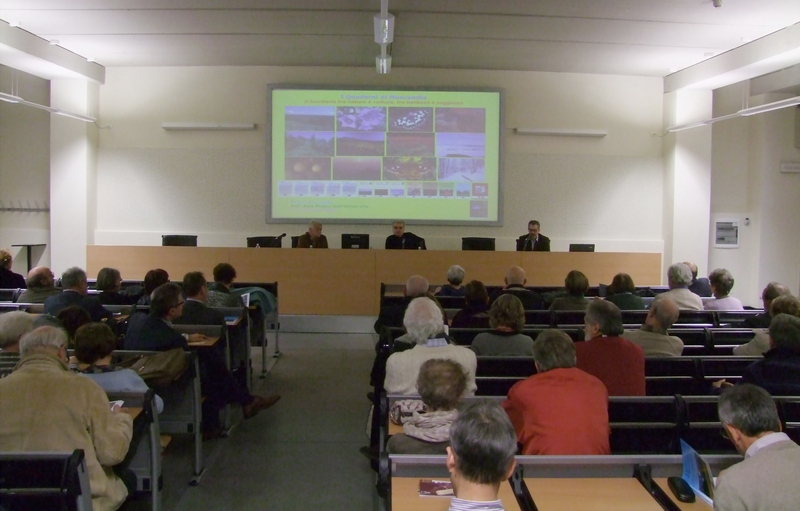 Momento iniziale dell Incontro di studio sui Quaderni di Muscandia "Il territorio tra natura e cultura, tra bellezza e saggezza" presso l Aula magna dell Università di Asti. Al Tavolo dei relatori: il Dott. Franco Correggia (Curatore dei Quaderni di Muscandia e Presidente dell Associazione Terra, Boschi, Gente e Memorie), il Prof. Mario Zunino (moderatore - Università di Urbino )e il Dott. Francesco Scalfari (Direttore Astiss [Foto di Paola Grassi].