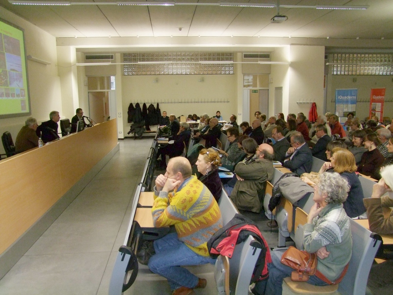 Momento iniziale dell Incontro di studio sui Quaderni di Muscandia "Il territorio tra natura e cultura, tra bellezza e saggezza" presso l Aula magna dell Università di Asti. Al Tavolo dei relatori: il Dott. Franco Correggia (Curatore dei Quaderni di Muscandia e Presidente dell Associazione Terra, Boschi, Gente e Memorie), il Prof. Mario Zunino (moderatore - Università di Urbino )e il Dott. Francesco Scalfari (Direttore Astiss [Foto di Paola Grassi].