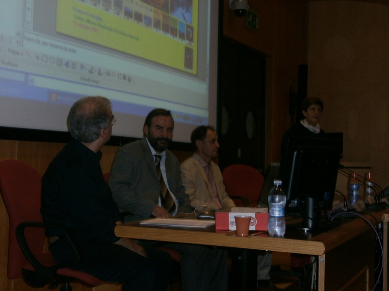 Momento iniziale dell Incontro di studio sui Quaderni di Muscandia "Un viaggio nelle colline piemontesi, tra natura, cultura e bellezza" presso il Museo di Scienze regionali di Torino. Al Tavolo dei relatori: il Dott. Franco Correggia (Curatore dei Quaderni di Muscandia e Presidente dell Associazione Terra, Boschi, Gente e Memorie), il Prof. Marco Devecchi Università di Torino e Presidente dell Osservatorio del Paesaggio per il Monferrato e l Astigiano) e il Dott. Gianni Allegro (Entomologo) [Foto di Francesco Devecchi].