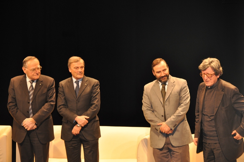 Avvio dell incontro di presentazione del Libro della Cassa di Risparmio di Asti su "Tra Gotico e Neogotico". Le Chiese parrocchiali astigiane". Nella foto: Dott. Michele Maggiora (Presidente della Fondazione Cassa di Risparmio di Asti), Dott. Aldo Pia (Presidente della Cassa di Risparmio di Asti), Prof. Marco Devecchi (Università di Torino) e Don Vittorio Croce (Vicario generale del Vescovo di Asti).