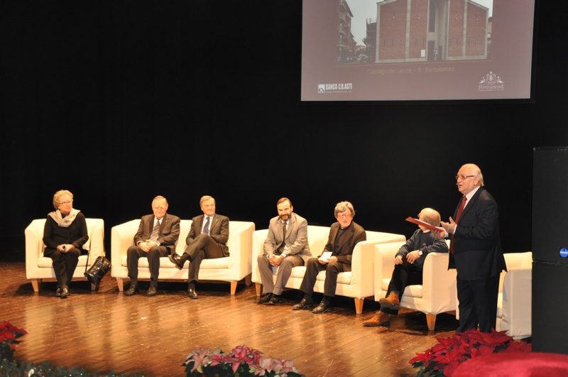 Avvio da parte del giornalista Carlo Cerrato (Direttore TG Rai del Piemonte) della presentazione del Libro della Cassa di Risparmio di Asti su "Tra Gotico e Neogotico". Le Chiese parrocchiali astigiane" presso il Teatro Alfieri ad Asti. Nella foto da (sx): Prof.ssa Costanza Roggero Bardelli (Docente di Storia dell Architettura del Politecnico di Torino), Dott. Michele Maggiora (Presidente della Fondazione Cassa di Risparmio di Asti), Dott. Aldo Pia (Presidente della Cassa di Risparmio di Asti), Don Vittorio Croce (Vicario generale del Vescovo di Asti) e Franco Rabino (Fotografo) [Foto di Matteo Devecchi].