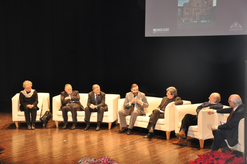 Riflessioni  sul libro da parte del Prof. Marco Devecchi (Università di Torino), Coordinatore delle attività editoriali. Nella foto da (sx): Prof.ssa Costanza Roggero Bardelli (Docente di Storia dell Architettura), Dott. Michele Maggiora (Presidente della Fondazione Cassa di Risparmio di Asti), Dott. Aldo Pia (Presidente della Cassa di Risparmio di Asti), Don Vittorio Croce (Vicario generale del Vescovo di Asti), Franco Rabino (Fotografo) e Dott. Carlo Cerrato (Direttore TG Rai del Piemonte) [Foto di Matteo Devecchi].