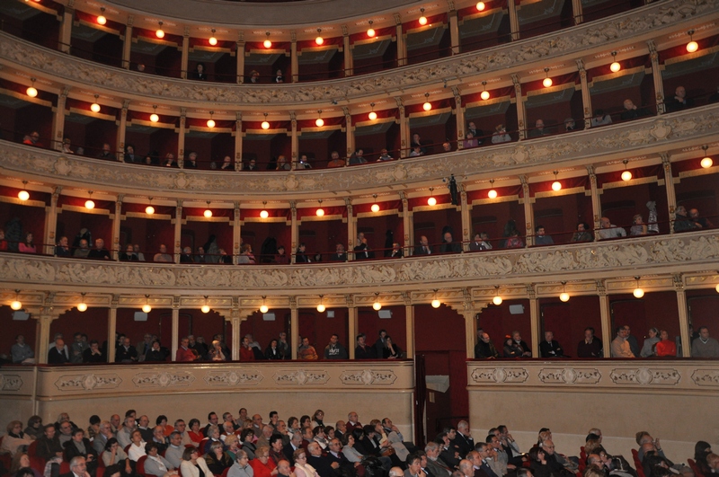 Veduta del Teatro Alfieri di Asti occupato in ogni ordine di posti in occasione  della presentazione del Libro della Cassa di Risparmio di Asti su "Tra Gotico e Neogotico". Le Chiese parrocchiali astigiane" [Foto di Matteo Devecchi].