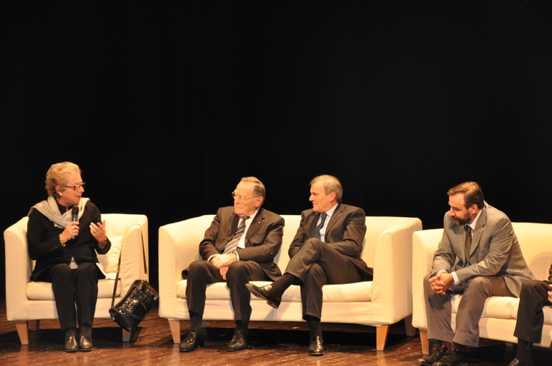 Riflessioni sul libro da parte della Prof.ssa Costanza Roggero Bardelli del Politecnico di Torino, Docente di Storia dell Architettura. Nella foto: Dott. Michele Maggiora (Presidente della Fondazione Cassa di Risparmio di Asti), Dott. Aldo Pia (Presidente della Cassa di Risparmio di Asti) e Prof. Marco Devecchi (Università di Torino) [Foto di Matteo Devecchi].