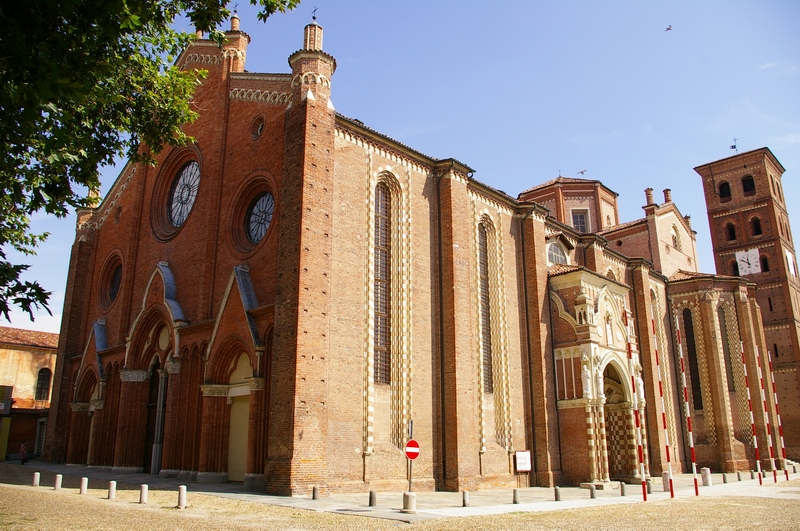 Veduta della Cattedrale di Asti, uno dei gioielli dell'architettura sacra del Piemonte.