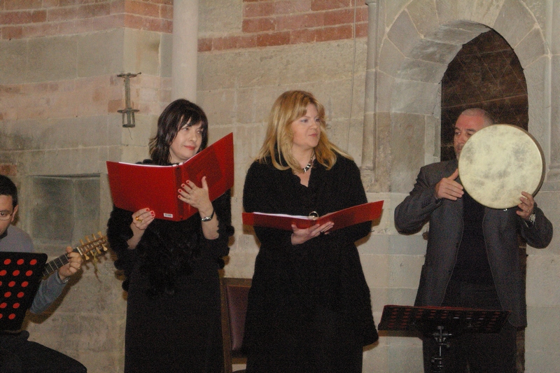 Concerto "Echo la primavera"- Musiche e canti medievali a cura del Gruppo di Musica Antica la Ghironda presso la Canonica di Santa Maria di Vezzolano (domenica 22 aprile 2012). 