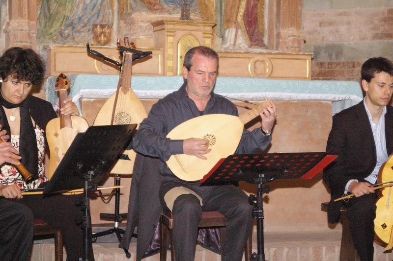 Concerto "Echo la primavera"- Musiche e canti medievali a cura del Gruppo di Musica Antica la Ghironda presso la Canonica di Santa Maria di Vezzolano (domenica 22 aprile 2012). 