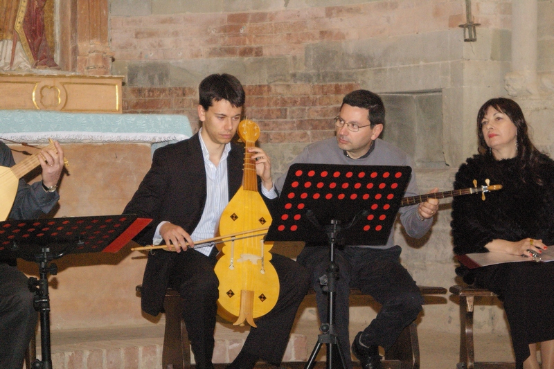 Concerto "Echo la primavera"- Musiche e canti medievali a cura del Gruppo di Musica Antica la Ghironda presso la Canonica di Santa Maria di Vezzolano (domenica 22 aprile 2012). 