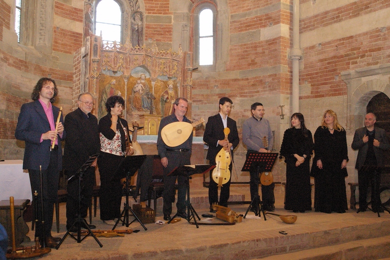 Concerto "Echo la primavera"- Musiche e canti medievali a cura del Gruppo di Musica Antica la Ghironda presso la Canonica di Santa Maria di Vezzolano (domenica 22 aprile 2012). Nella foto: "Le voci": Marzia GRASSO, Andrea MARELLO e Susanna ZANELLO; "I musici": Florio MICHIELON (ghironde e liuti), Massimiliano LIMONETTI (flauti dolci, ciaramella e pifferi), Walter MUSSANO (flauti dolci), Aba RUBOLINO (viella da braccio), Tommaso GHEDUZZI (viella da gamba), Maurizio PERISSINOTTO (liuto e citerna) e Luca ALCIATI (percussioni) e "La voce narrante": Tiziana MIROGLIO.