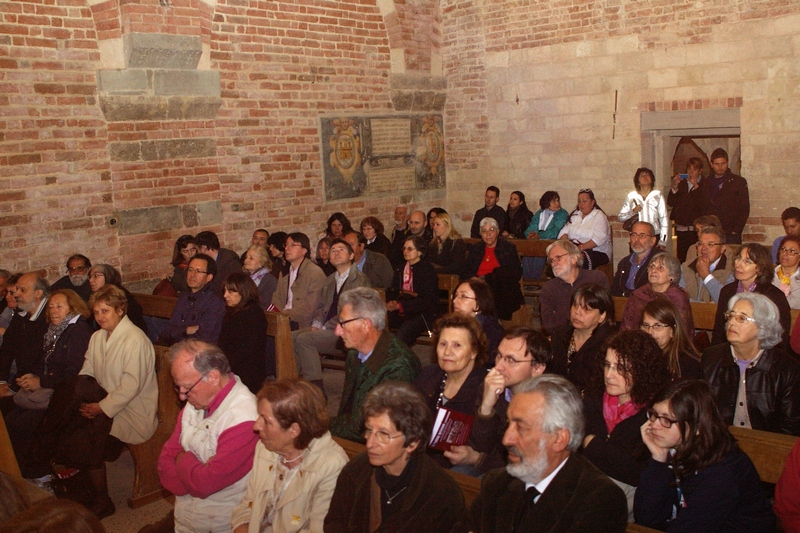 Veduta del folto pubblico presente al Concerto "Echo la primavera"- Musiche e canti medievali a cura del Gruppo di Musica Antica la Ghironda presso la Canonica di Santa Maria di Vezzolano (domenica 22 aprile 2012). 