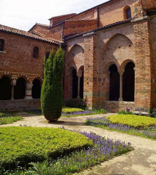 Veduta del bellissimo Chiostro della Canonica di Santa Maria di Vezzolano.