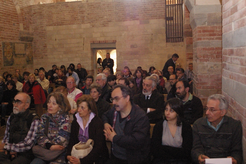 Veduta del folto pubblico presente in Chiesa all incontro di presentazione del Progetto "Cultus Loci Cura Animi" presso la Canonica di Santa Maria di Vezzolano (domenica 22 aprile 2012).