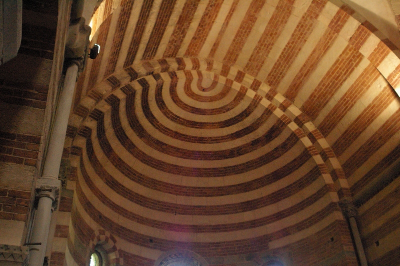 Veduta della bellissima volta della Chiesa romanica di Santa Maria di Vezzolano.