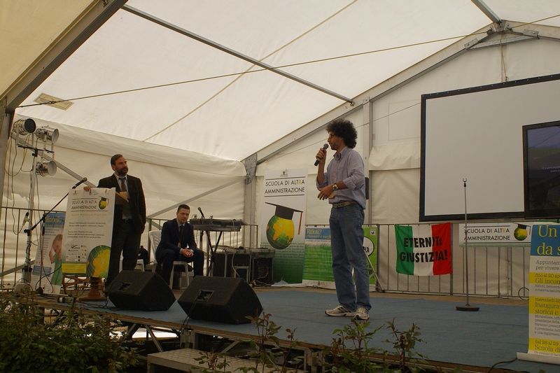 Momento di confronto al termine della relazione del Prof. Marco Devecchi, grazie al contributo del Consigliere comunale di Odalengo sul tema del Consumo di suolo (Foto Massimo Carcione).