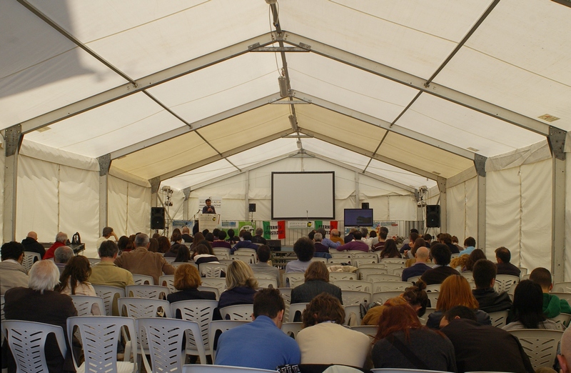 Veduta del folto pubblico presente al Convegno su "Gestione del territorio, impronta ecologica, partecipazione, nuovi stili di vita" (Foto Massimo Carcione).