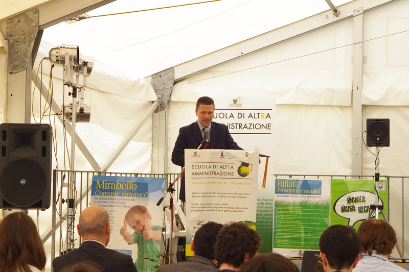 Avvio dei lavori del Convegno su Gestione del territorio, impronta ecologica, partecipazione, nuovi stili di vita" da parte del Moderatore, il Dott. Massimiliano Quirico (Foto Massimo Carcione).