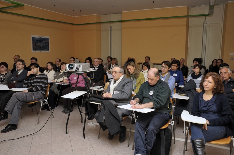 Partecipanti alla lezione del Prof. Marco Devecchi, su "Dalla tutela del territorio alla costruzione del futuro. Suolo come bene comune, Suolo come bene di consumo" della Scuola di formazione per l impegno sociale e politico (Foto di Franco Rabino).