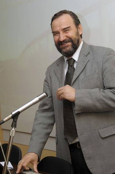 Prof. Marco Devecchi, relatore sul tema "Dalla tutela del territorio alla costruzione del futuro. Suolo come bene comune, Suolo come bene di consumo" alla Scuola di formazione per l impegno sociale e politico (Foto di Franco Rabino).