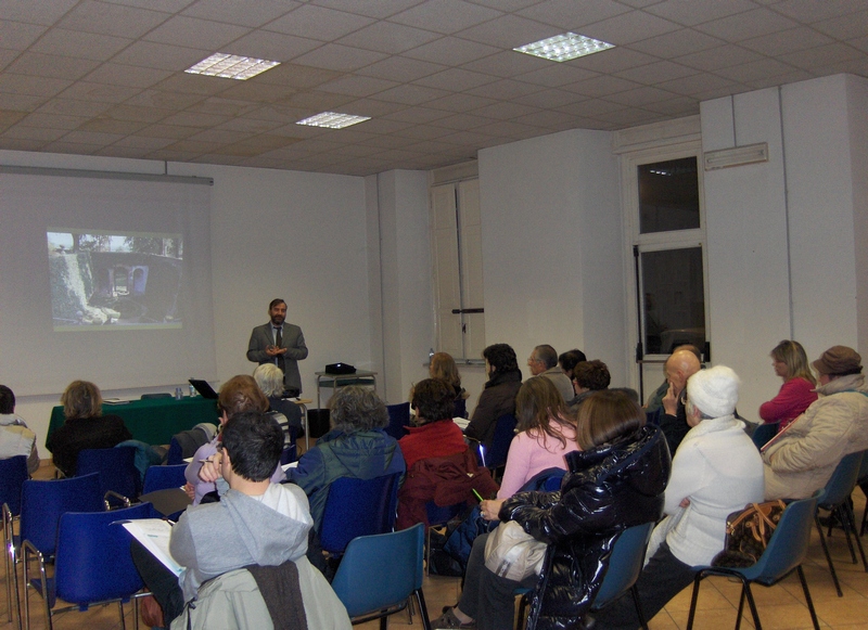 Momento del seminario tenuto dal Prof. Marco Devecchi (Docente dell Università di Torino e Presidente dell Osservatorio del Paesaggio per il Monferrato e l Astigiano) sul tema "Paesaggi e giardini storici dell Alessandrino: un patrimonio da salvaguardare e valorizzare" [Foto di Francesca Petralia].