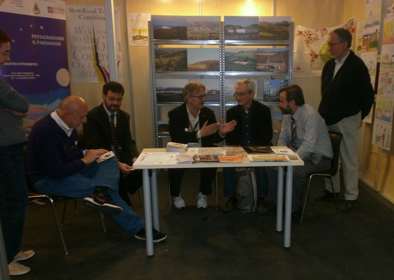 Contributo di riflessione nell ambito della Tavola rotonda da parte di Bruno BOVERI, Presidente di Slow Food Piemonte e Valle d Aosta, Marco DEVECCHI, Coordinatore della Rete degli Osservatori del Paesaggio del Piemonte, Silvio VEGLIO, Presidente dell Osservatorio del Paesaggio di Langhe e Roero, Silvio GARLASCO, Vice presidente dell Osservatorio del Paesaggio dell Alessandrino, e Enrico ERCOLE, Commissione scientifica dell Osservatorio del Paesaggio per il Monferrato e l Astigiano (Foto di Elena Cerrato).