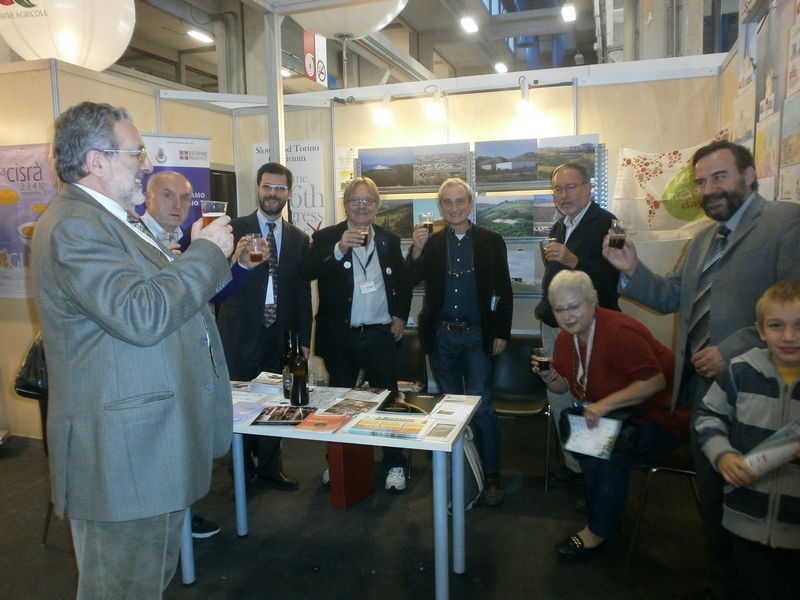 Brindisi conclusivo con i partecipanti alla Tavola rotonda, tra cui: Bruno BOVERI, Presidente di Slow Food Piemonte e Valle d Aosta, Marco DEVECCHI, Coordinatore della Rete degli Osservatori del Paesaggio del Piemonte, Silvio VEGLIO, Presidente dell Osservatorio del Paesaggio di Langhe e Roero, Silvio GARLASCO, Vice presidente dell Osservatorio del Paesaggio dell Alessandrino, e Enrico ERCOLE, Commissione scientifica dell Osservatorio del Paesaggio per il Monferrato e l Astigiano (Foto di Elena Cerrato).