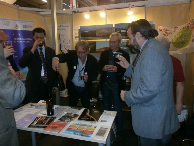 Brindisi conclusivo con i partecipanti alla Tavola rotonda, tra cui: Bruno BOVERI, Presidente di Slow Food Piemonte e Valle d Aosta, Marco DEVECCHI, Coordinatore della Rete degli Osservatori del Paesaggio del Piemonte, Silvio VEGLIO, Presidente dell Osservatorio del Paesaggio di Langhe e Roero, Silvio GARLASCO, Vice presidente dell Osservatorio del Paesaggio dell Alessandrino, e Enrico ERCOLE, Commissione scientifica dell Osservatorio del Paesaggio per il Monferrato e l Astigiano (Foto di Elena Cerrato).
