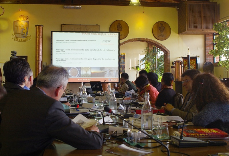 Tavolo dei partecipanti all VIII Workshop Italia-Giapone su "Cooperation on the protection of cultural landscapes and historical districts", presso la distilleria Berta a Mombaruzzo.