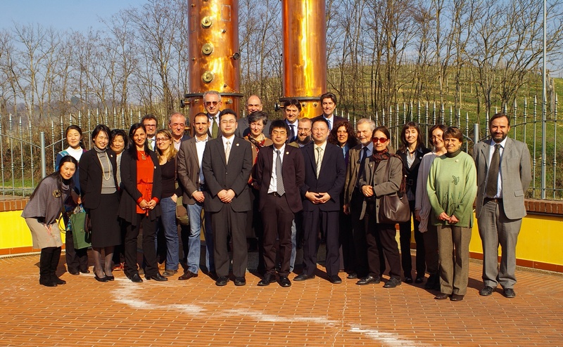 Foto ricordo dei partecipanti all VIII Workshop Italia-Giapone su "Cooperation on the protection of cultural landscapes and historical districts", presso la distilleria Berta a Mombaruzzo.