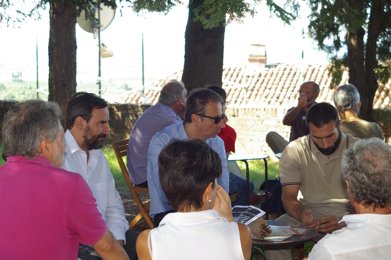 Momenti di discussione sui temi del censimento degli edifici vuoti e dell importanza dei piani regolatori, della microgenerazione idroelettrica e degli alberghi diffusi ai vari tavoli del World Cafè presso i Giardini del Municipio di Vaglio Serra (Foto di Fulvio Gatti).