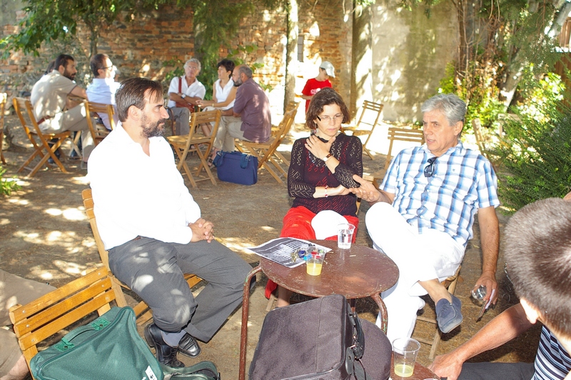 Momenti di discussione sui temi del censimento degli edifici vuoti e dell importanza dei piani regolatori, della microgenerazione idroelettrica e degli alberghi diffusi ai vari tavoli del World Cafè presso i Giardini del Municipio di Vaglio Serra (Foto di Fulvio Gatti).