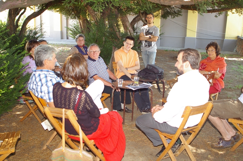 Momenti di discussione sui temi del censimento degli edifici vuoti e dell importanza dei piani regolatori, della microgenerazione idroelettrica e degli alberghi diffusi ai vari tavoli del World Cafè presso i Giardini del Municipio di Vaglio Serra (Foto di Fulvio Gatti).