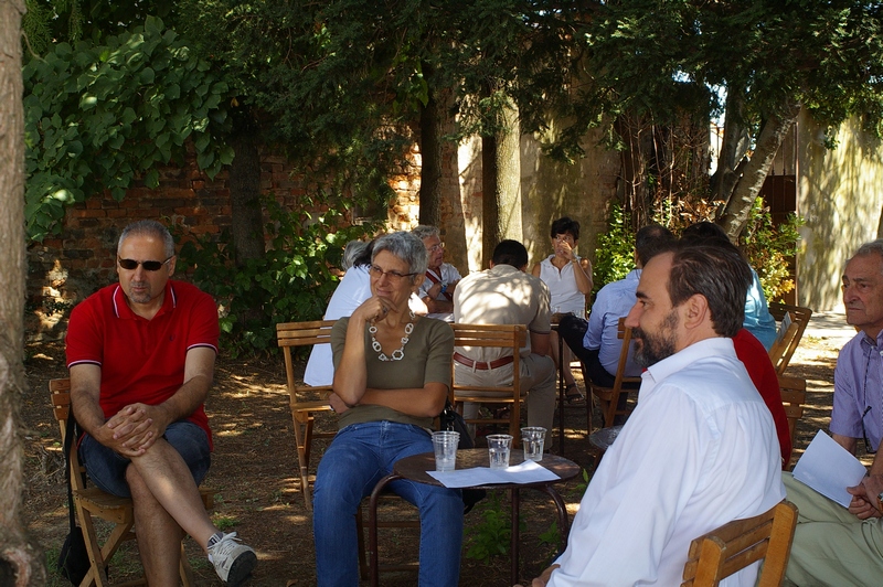 Momenti di discussione sui temi del censimento degli edifici vuoti e dell importanza dei piani regolatori, della microgenerazione idroelettrica e degli alberghi diffusi ai vari tavoli del World Cafè presso i Giardini del Municipio di Vaglio Serra (Foto di Fulvio Gatti).