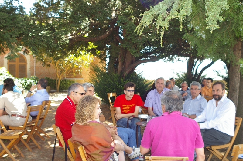 Momenti di discussione sui temi del censimento degli edifici vuoti e dell importanza dei piani regolatori, della microgenerazione idroelettrica e degli alberghi diffusi ai vari tavoli del World Cafè presso i Giardini del Municipio di Vaglio Serra (Foto di Fulvio Gatti).