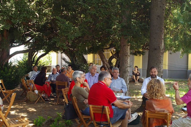 Momenti di discussione sui temi del censimento degli edifici vuoti e dell importanza dei piani regolatori, della microgenerazione idroelettrica e degli alberghi diffusi ai vari tavoli del World Cafè presso i Giardini del Municipio di Vaglio Serra (Foto di Fulvio Gatti).