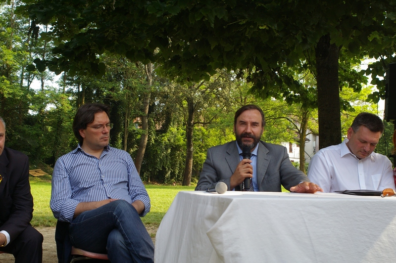 Avvio del dibattito tra il Sindaco di Asti, Avv. Fabrizio Brignolo, e il Sindaco di Biberach, Dott. Norbert Zeidler, da parte del Moderatore, Prof. Marco Devecchi (Presidente dell Osservatorio del Paesaggio per il Monferrato e l Astigiano) [Foto di Francesco Devecchi].