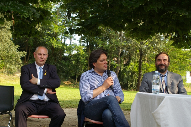 Risposta alle domande sui parchi della città di Asti da parte del Sindaco, Avv. Fabrizio Brignolo. Nella foto a (sx): l Assessore all Ambiente della Città di Asti, Avv. Alberto Pasta, e a (dx) il Moderatore dell incontro, il Prof. Marco Devecchi (Presidente dell Osservatorio del Paesaggio per il Monferrato e l Astigiano) [Foto di Francesco Devecchi].