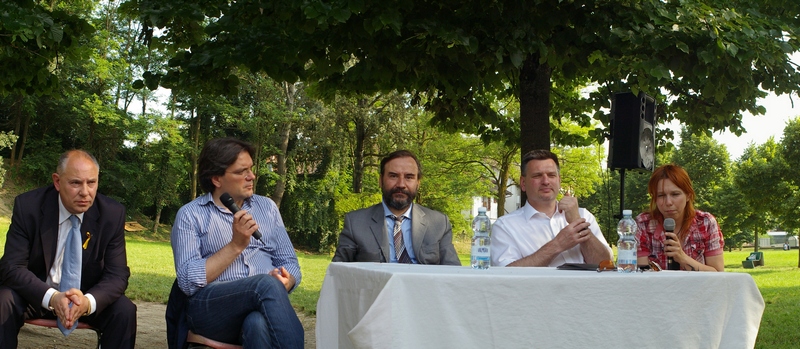 Incontro di approfondimento sulle tematiche dei parchi e dei giardini nelle diverse realtà di Asti e Biberach tra i rispettivi Sindaci: per Asti, Avv. Fabrizio Brignolo, e per Biberach, Dott. Norbert Zeidler. Nella Foto da (sx): Avv. Alberto Pasta, Assessore all Ambiente del Comune di Asti, Avv. Fabrizio Brignolo (Sindaco di Asti), Prof. Marco Devecchi, Moderatore dell incontro (Presidente dell Osservatorio del Paesaggio per il Monferrato e l Astigiano), Dott. Norbert Zeidler (Sindaco di Biberach) e la traduttrice [Foto di Francesco Devecchi].