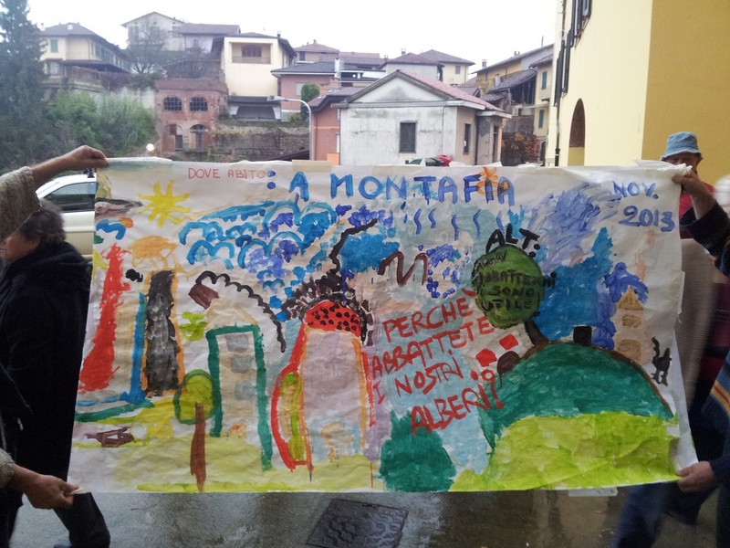Disegni dei bambini di Montafia d Asti sul tema degli abbattimenti dei tigli [Foto di Angelo Porta].