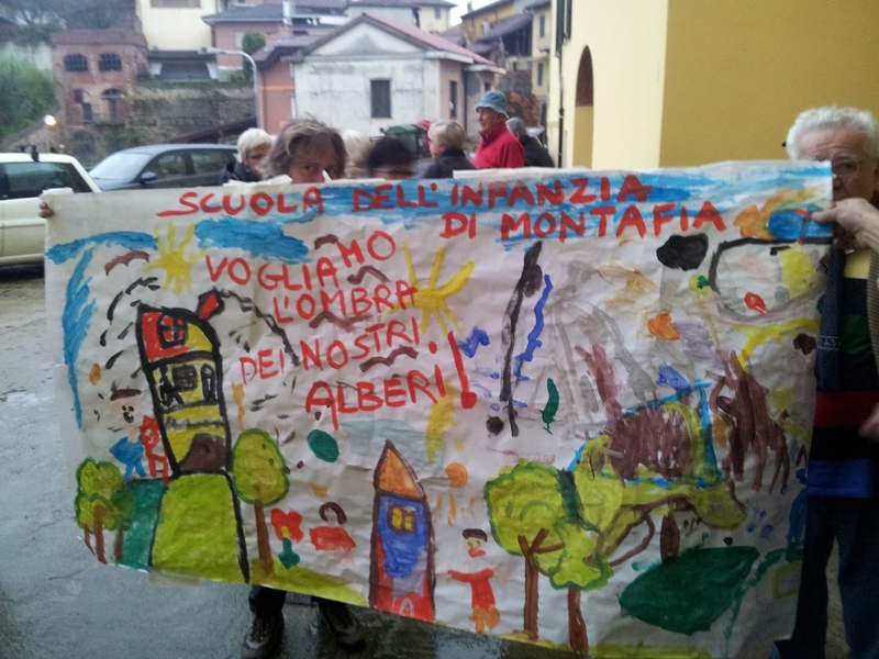 Disegni dei bambini di Montafia d Asti sul tema degli abbattimenti dei tigli [Foto di Angelo Porta].