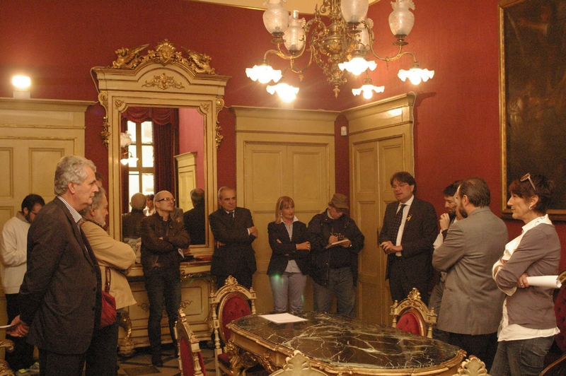 Saluto e riflessioni sul tema dell incontro di sottoscrizione del documento a salvaguardia del verde stradale da parte del Sindaco della Città di Asti, Avv. Fabrizio Brignolo. Nella foto da (sx): MARIO SORBA (Assessore alla Viabilità), GIANCARLO DAPAVO (Presidente del Circolo Legambiente Gaia di Asti), DAVIDE ARRI (Vice Sindaco del Comune di Asti), ANDREA PIANO (Studente Politecnico di Torino), PAOLO BILETTA (Dirigente del Servizio viabilità della Provincia di Asti), PIERFRANCO FERRARIS (Vice Presidente della Fondazione Cassa di Risparmio di Asti), LIVIA SCUNCIO (Segretaria generale della Provincia di Asti),FABRIZIO BRIGNOLO (Sindaco della Città di Asti), ENRICO PANIROSSI (Presidente della Commissione Consiliare Ambiente del Comune di Asti), ANGELO PORTA (Presidente del Circolo Legambiente Valtriversa), MARCO DEVECCHI (Presidente dell Osservatorio del Paesaggio per il Monferrato e l Astigiano) e MARIA LUISA BAGNADENTRO (Assessore ai Lavori pubblici) [Foto di Marco Panzone].